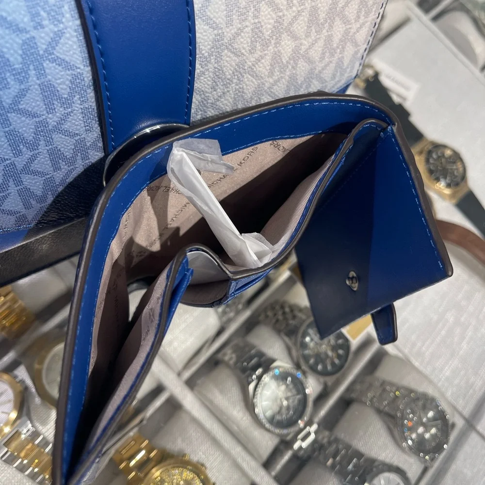 MICHAEL KORS Greenwich Medium Ombré Signature Logo Tri-Fold Wallet
Galaxy Blue - Picture 8 of 16